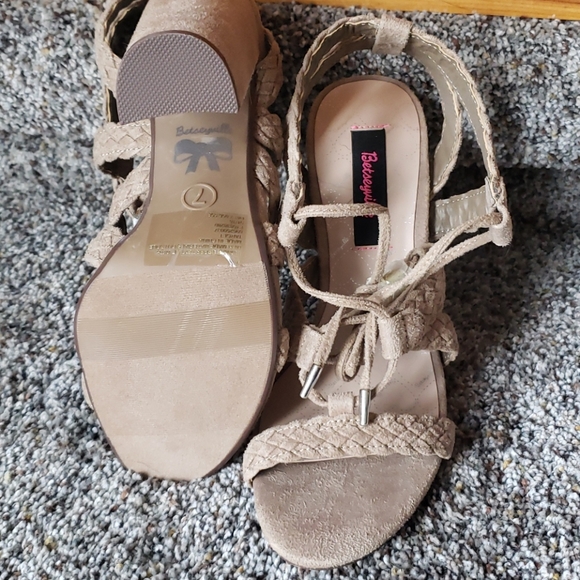 Tan suede Betsey Johnson sandals - Picture 3 of 4